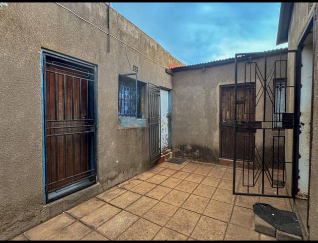 2 BEDROOM HOUSE FOR SALE IN A P KHUMALO